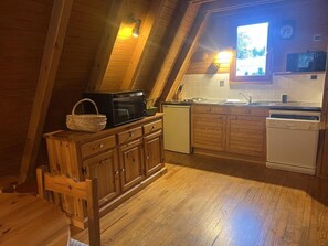 Refrigerador, microondas, lavavajillas y cafetera y tetera 