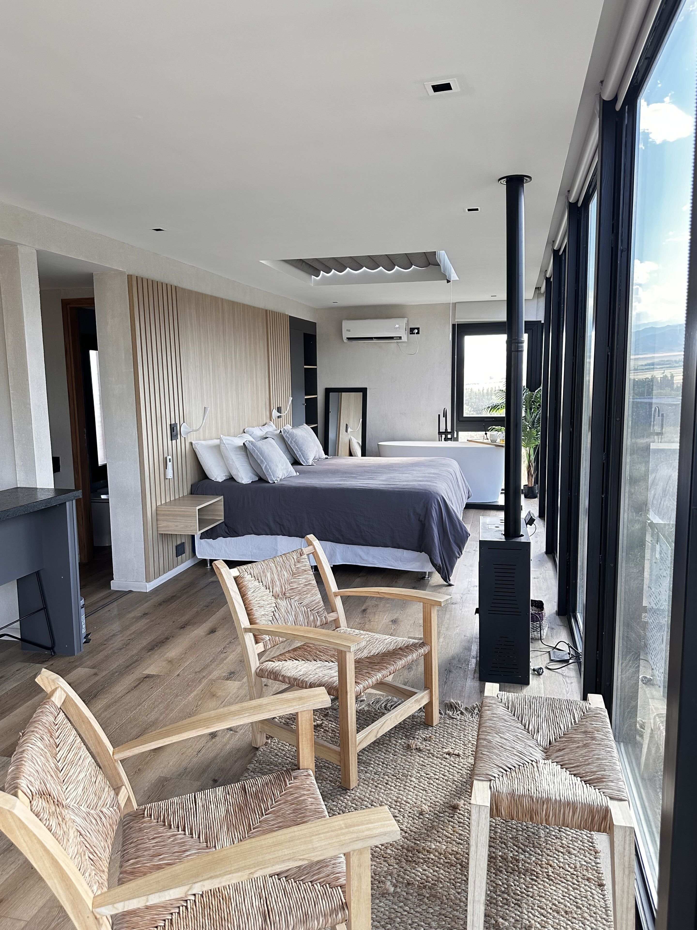 Loft exclusivo, tina, vista a la montaña | Ropa de cama de alta calidad, edredón y camas con pillow-top 