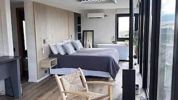Loft exclusivo, tina, vista a la montaña | Ropa de cama de alta calidad, edredón y camas con pillow-top