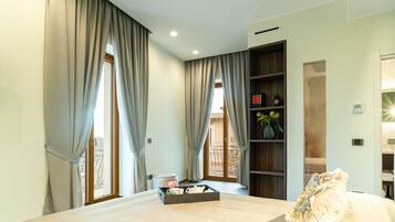 Superior Twin Room, Ensuite, City View (PIAZZETTA)
