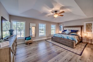 4 bedrooms, desk, iron/ironing board, free WiFi