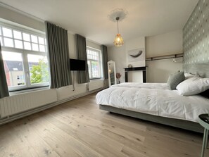 5 bedrooms, desk, soundproofing, iron/ironing board