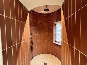 Badewanne, Haartrockner, Handtücher, Seife