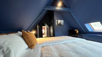 5 bedrooms, desk, soundproofing, iron/ironing board