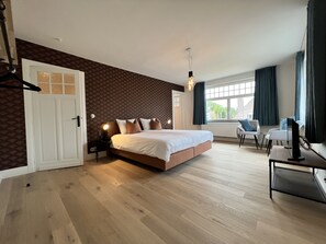 5 slaapkamers, een bureau, geluiddichte muren