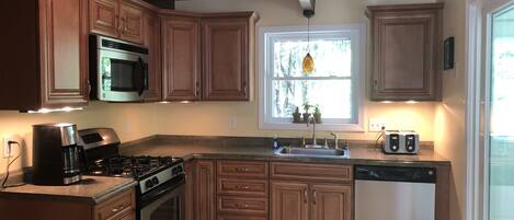 Four à micro-ondes, lave-vaisselle, cafetiÚre-théiÚre, grille-pain