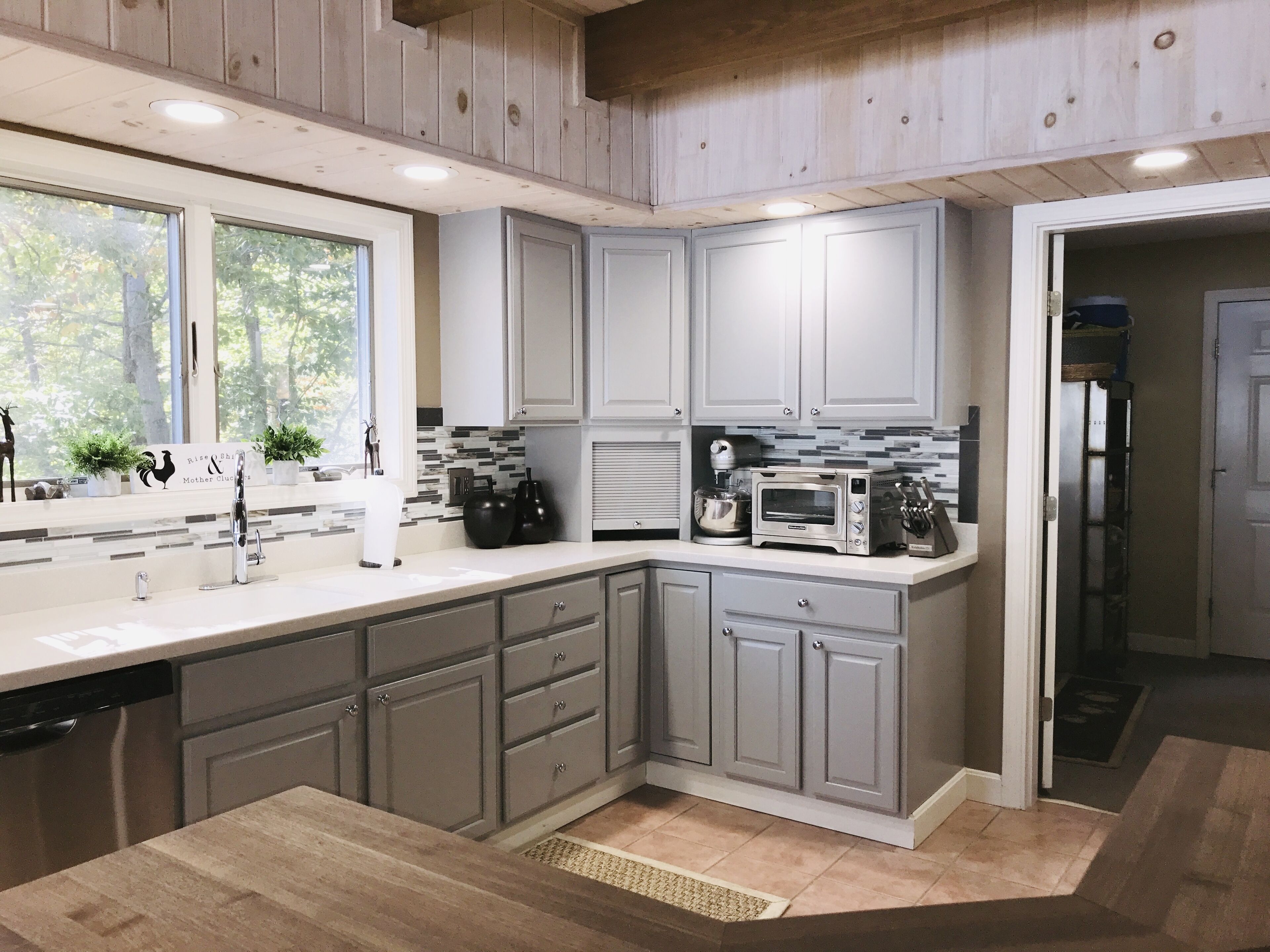 Microwave, dishwasher, coffee/tea maker, toaster