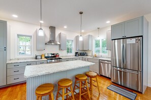 Microondas, lavavajillas, cafetera y tetera y tostadora 