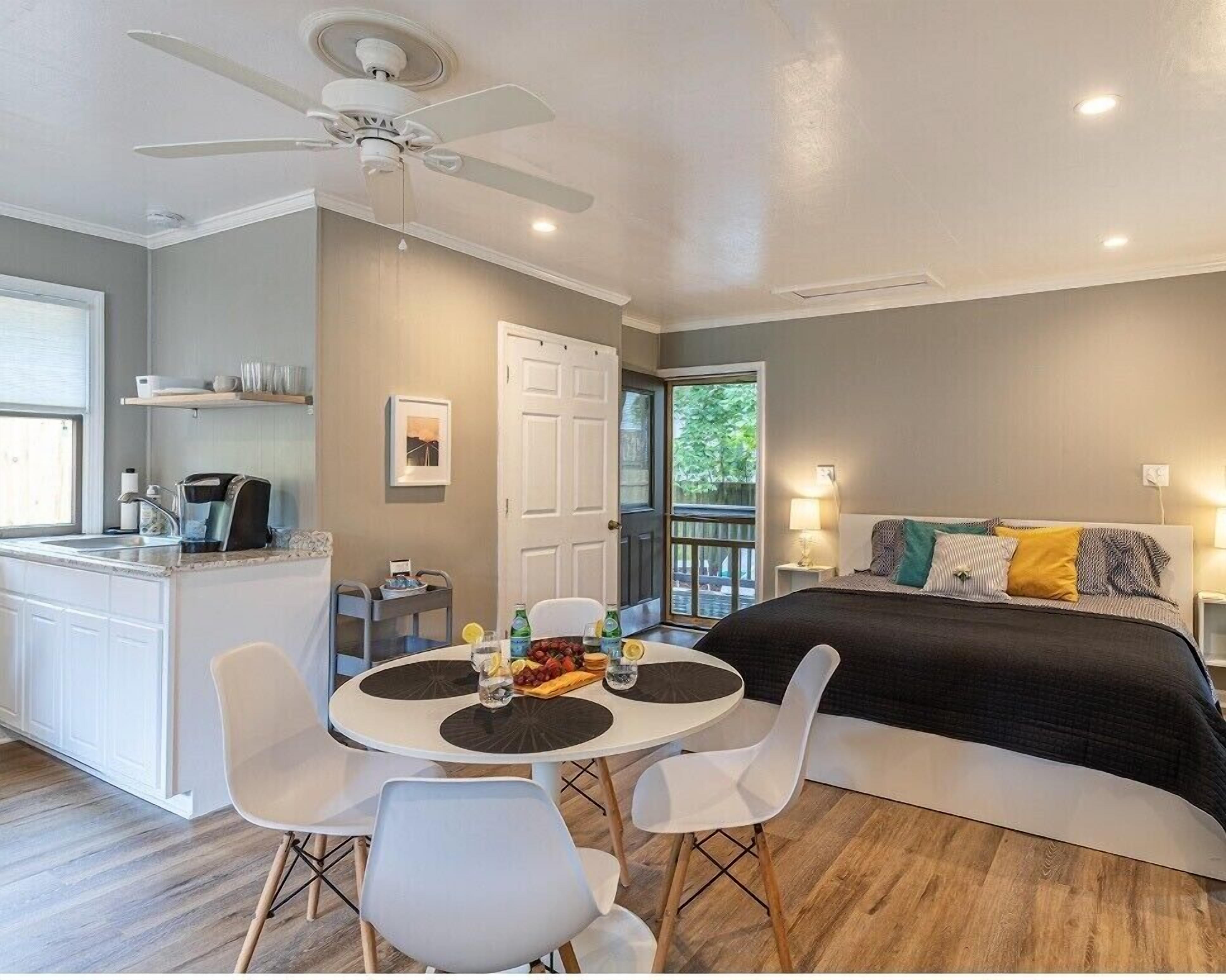 New Studio Charming cottage close to the beach & woods in Kill Devil Hills, NC. 