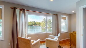 A room with two armchairs facing a large window overlooking a lake. - Winnipesaukee Waterfront in Meredith for 10 (Meredith)