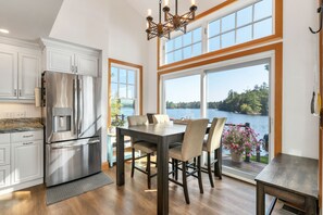 Microondas, lavavajillas, cafetera y tetera y tostadora 