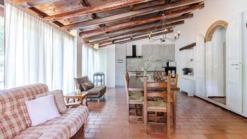 Smart-TV, Kamin, Stereoanlage, Drucker