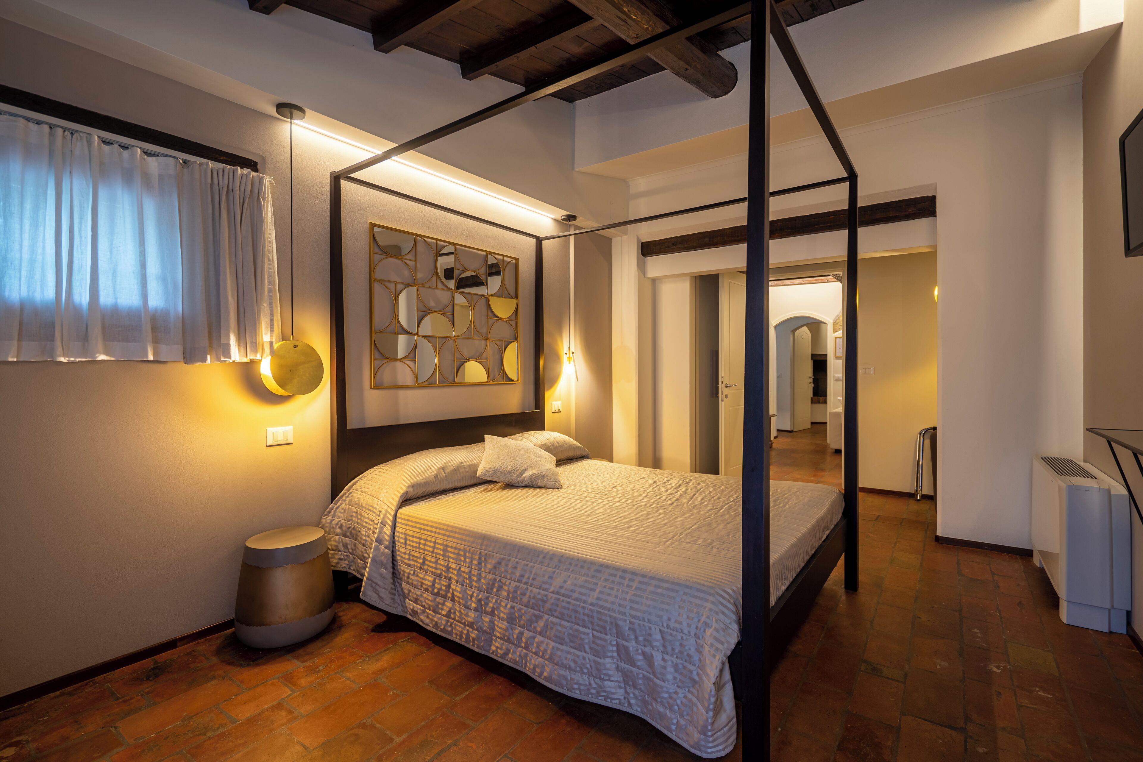 4 habitaciones, caja de seguridad en la habitación y escritorio 