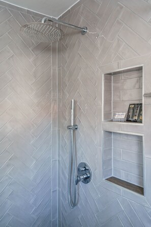 Shower, hair dryer, towels, soap - READY TO RELAX?  Lake front house w/ beautiful Sunsets on Lake Greenwood (cross Hill)