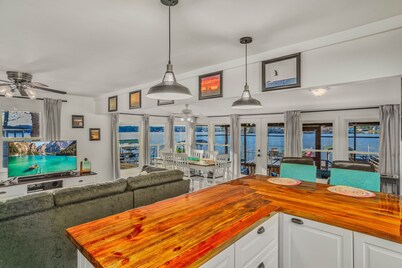 READY TO RELAX?  Lake front house w/ beautiful Sunsets on Lake Greenwood