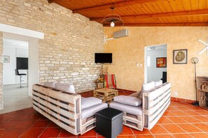 TV, fireplace - Koala Cottage (Marans)