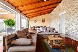 TV, fireplace