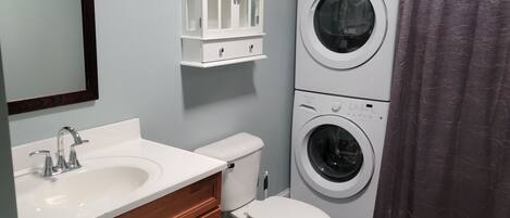 Douche, serviettes fournies, savon, papier toilette