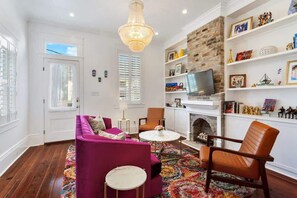 Una televisión, una oficina