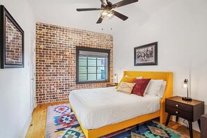 5 Schlafzimmer, Schreibtisch, Bügeleisen/Bügelbrett, Reisekinderbett