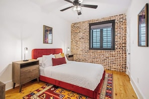 5 habitaciones, escritorio y tabla de planchar con plancha 