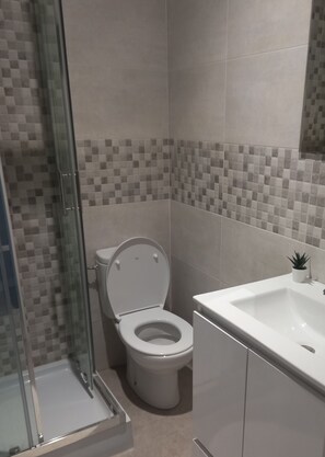 Basic Room | Bathroom