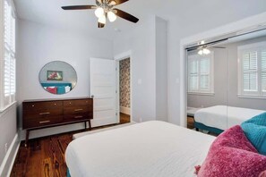 4 dormitorios, escritorio, tabla de planchar con plancha y cuna de viaje