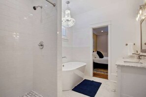 Douche, séchoir à cheveux, serviettes fournies, shampooing