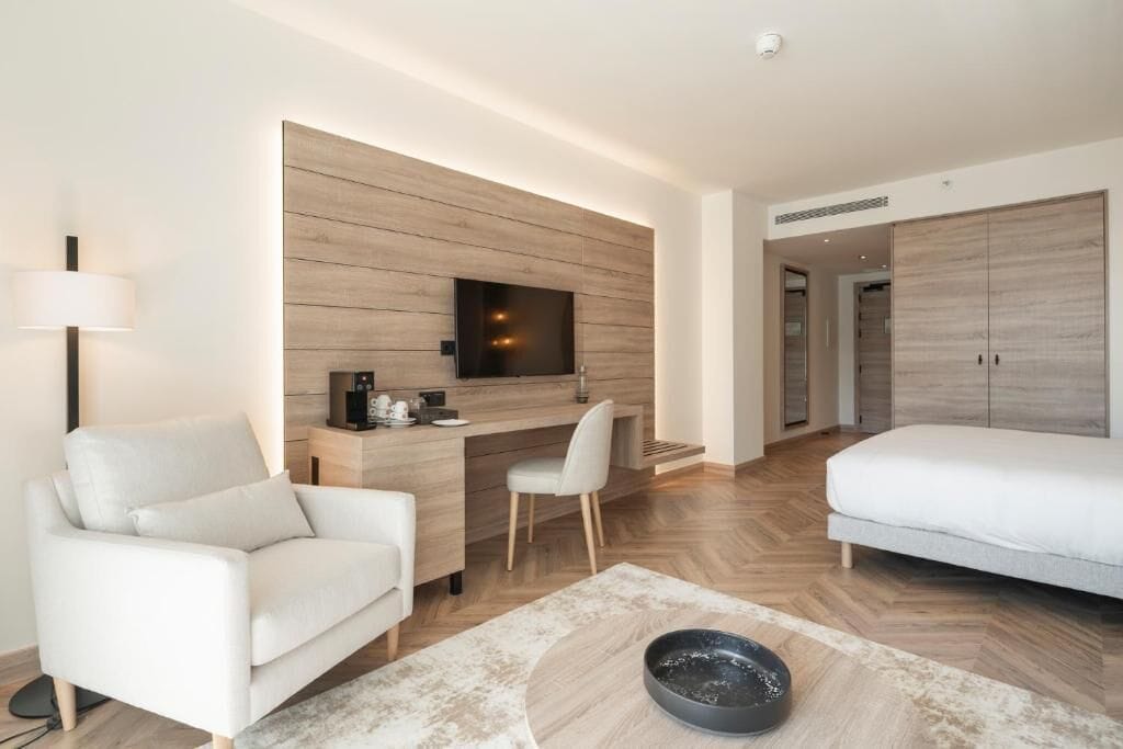 standard double or twin room | in-room safe, individually decorated, individually furnished, desk