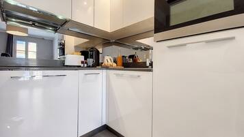 Réfrigérateur, micro-ondes, four, cafetiÚre/bouilloire