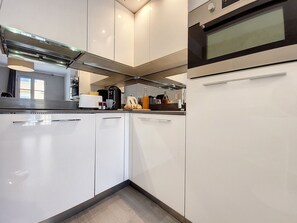 Fridge, microwave, oven, coffee/tea maker