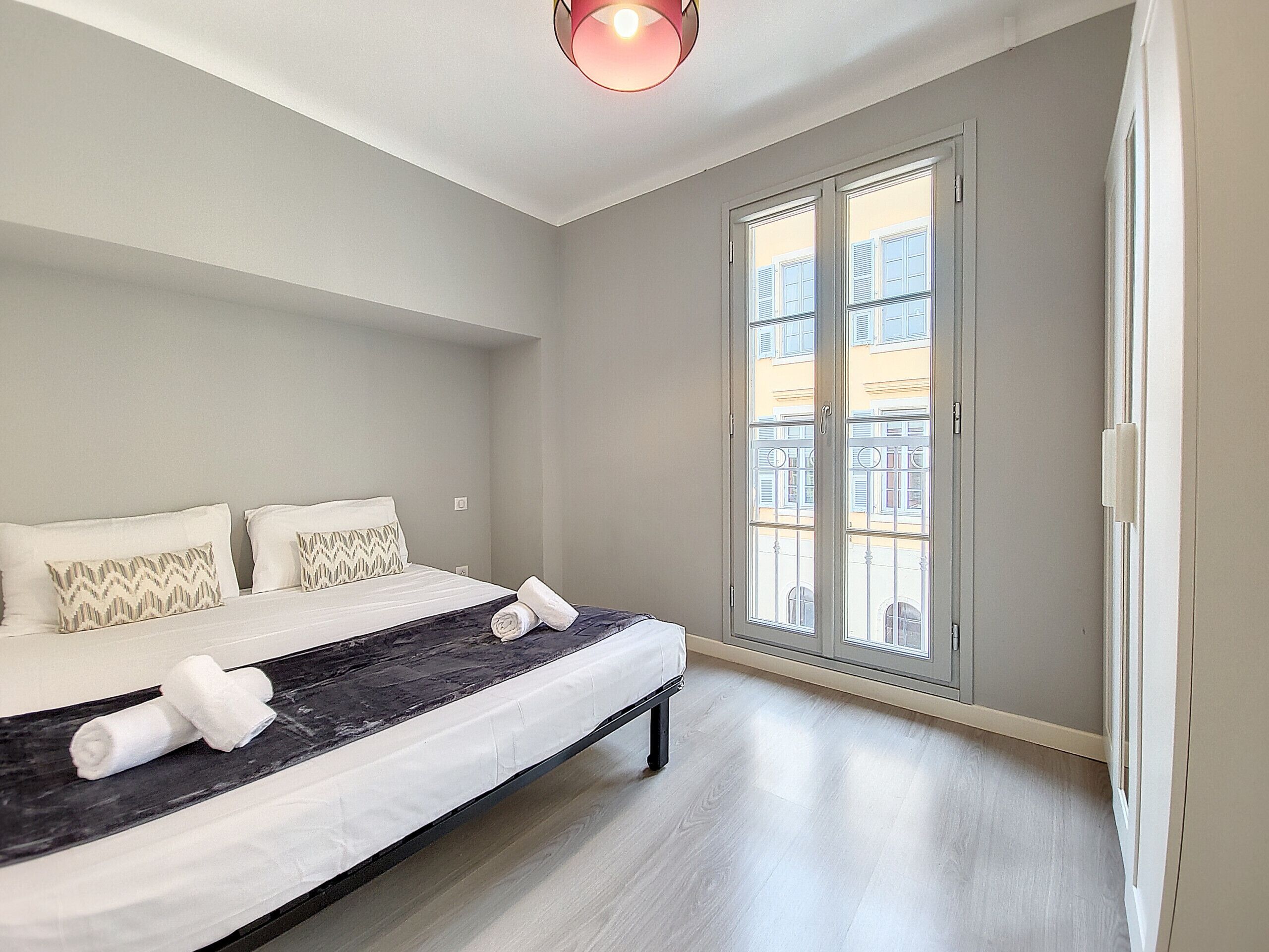 1 chambre, fer et planche à repasser