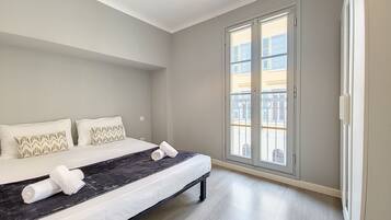 1 chambre, fer et planche Ă repasser