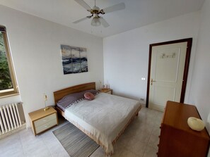 2 Schlafzimmer, Bügeleisen/Bügelbrett, Reisekinderbett, Bettwäsche