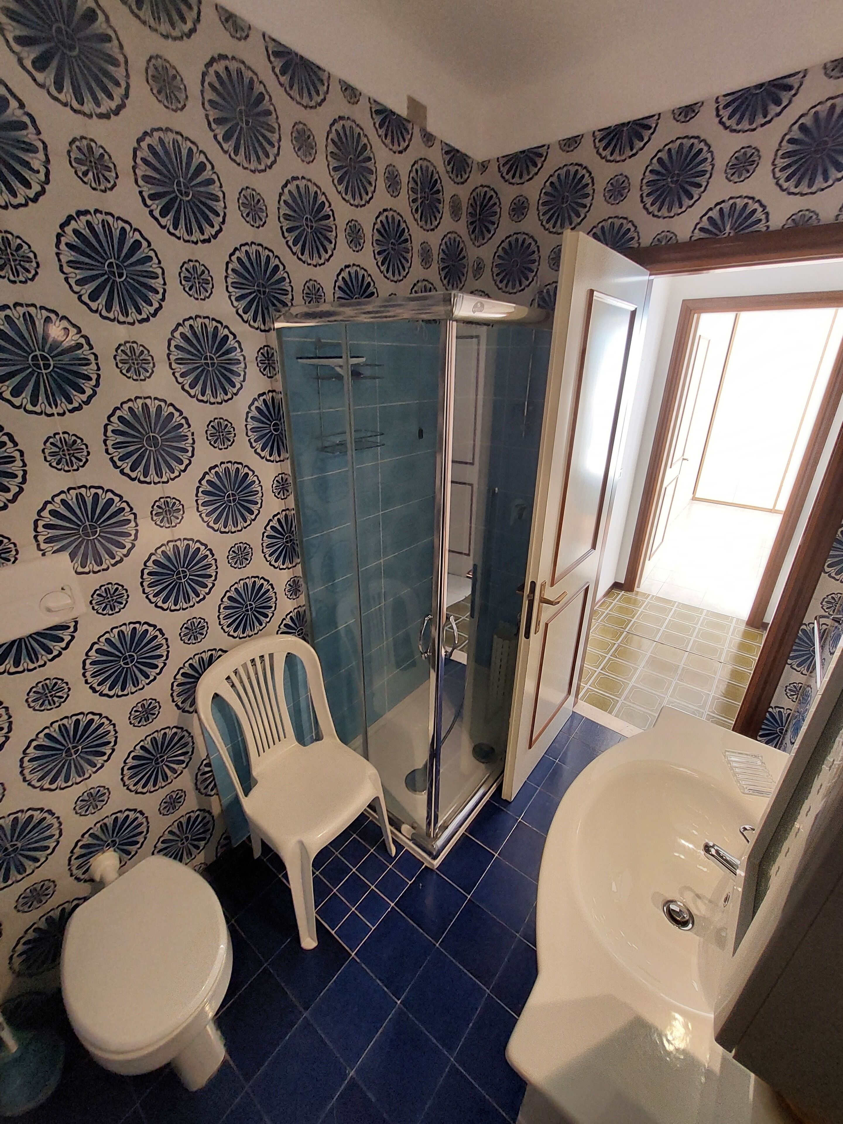 Ein Badezimmer mit Dusche, Toilette und Waschbecken.