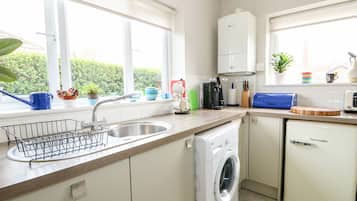 Cottage | Dapur pribadi | Lemari es, mesin pencuci piring, dan ketel listrik