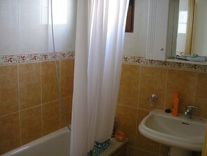 Duschwanne, Haartrockner, Bidet, Handtücher