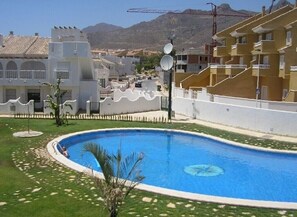 Una piscina al aire libre