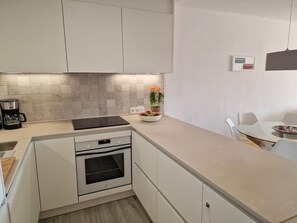 Kühlschrank, Mikrowelle, Ofen, Geschirrspüler