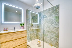 Dusche, Haartrockner, Handtücher