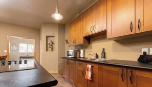 Kühlschrank, Mikrowelle, Wasserkocher mit Kaffee-/Teezubehör, Toaster