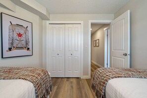 3 bedrooms, desk, iron/ironing board, free WiFi - Mountain Modern | Pool | Hot Tub | Gym | Wii (Invermere)