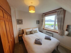 3 bedrooms, desk, iron/ironing board, travel crib