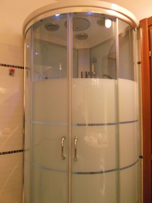 Een douche, een haardroger, een bidet, handdoeken