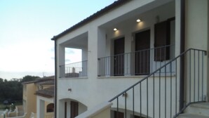 Un immeuble  à plusieurs étages avec un escalier menant à un balcon.