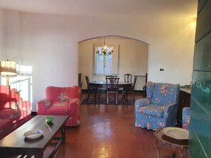 Smart TV, fireplace, books - Charming farmhouse surrounded by nature, 4 km drive from the station to Rome  (Lazio)