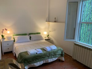 3 camere, una scrivania, ferro/asse da stiro, Wi-Fi gratuito