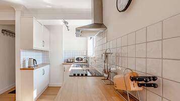 Apartemen | Dapur pribadi | Lemari es, microwave, oven, dan kompor