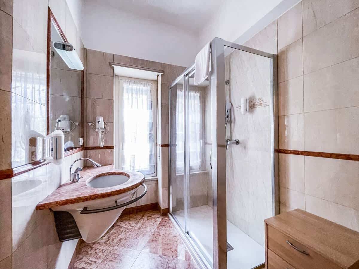 Een douche, gratis toiletartikelen, een haardroger, handdoeken