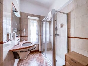 Een douche, gratis toiletartikelen, een haardroger, handdoeken